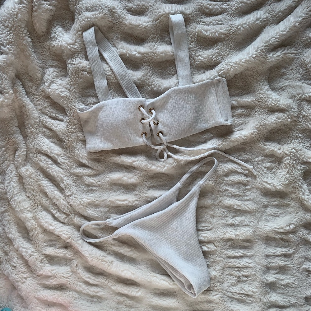 Thong Bikini - Picture 2 of 3